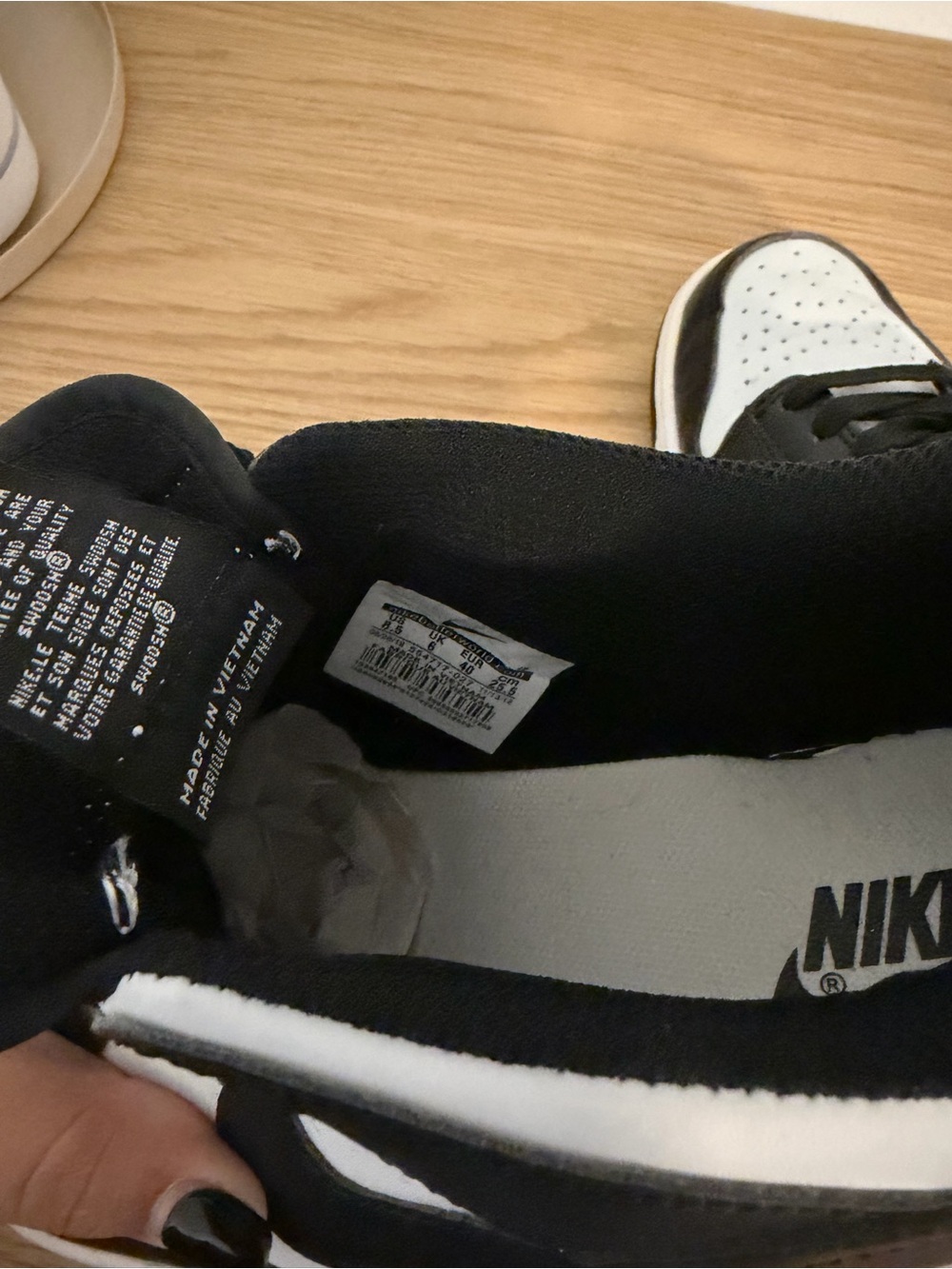 Faux Nike Black and White Low-Top Sneakers - Picture 4 of 4